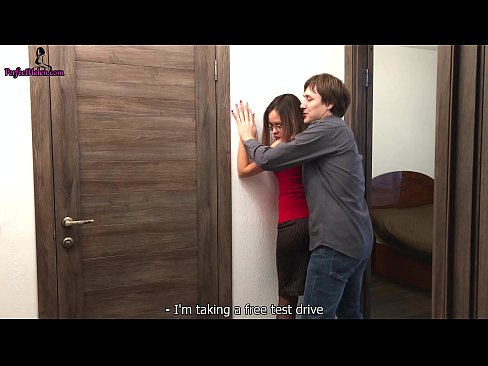 ❤️ Σέξι μεσίτρια τραβάει αισθησιακά το μουνί της και γαμάει ενώ πουλάει το διαμέρισμά της - Krempai ☑ Πόρνο ☑